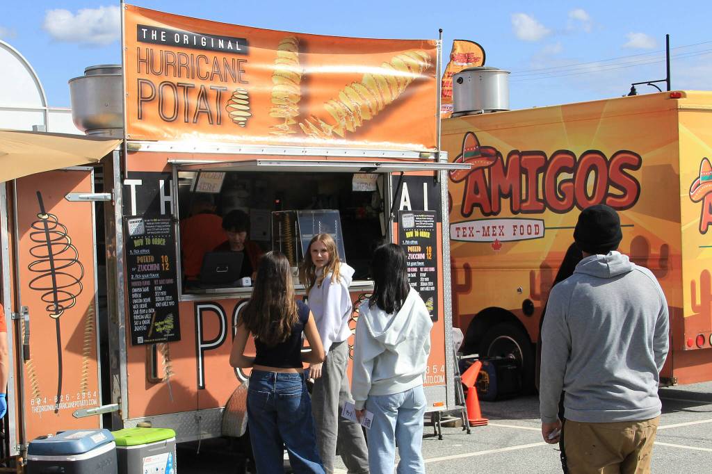 People line up to sample food truck wares at the 2025 Food Truck Wars festival on the Cloverdale Fairgrounds. (Photo: Malin Jordan)